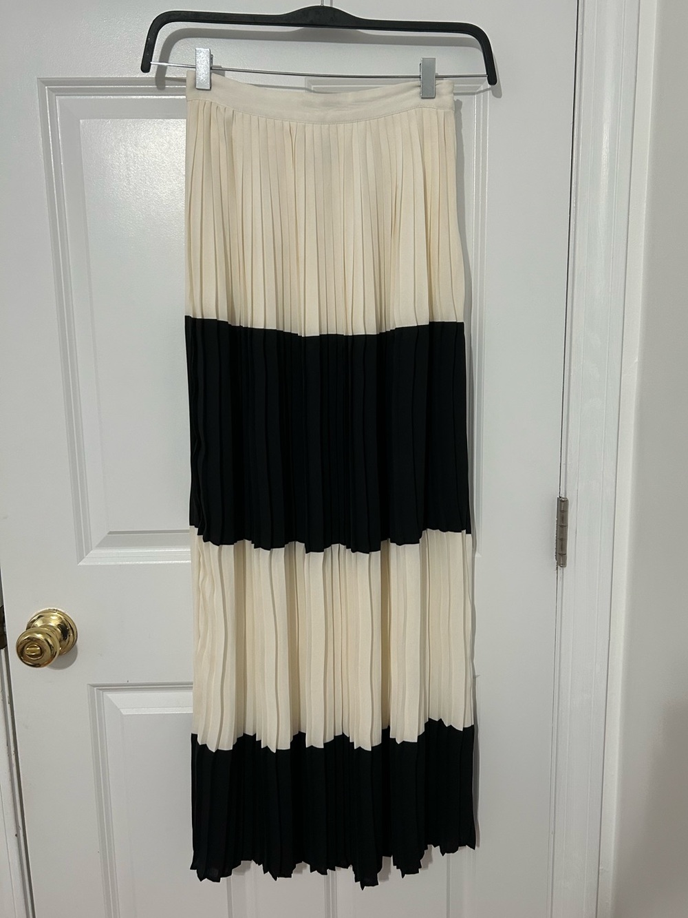Pleated maxi skirt in white and black